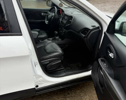 Белый Джип Чероки, объемом двигателя 2.36 л и пробегом 46 тыс. км за 16000 $, фото 9 на Automoto.ua