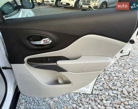 Белый Джип Чероки, объемом двигателя 2.36 л и пробегом 96 тыс. км за 18000 $, фото 53 на Automoto.ua