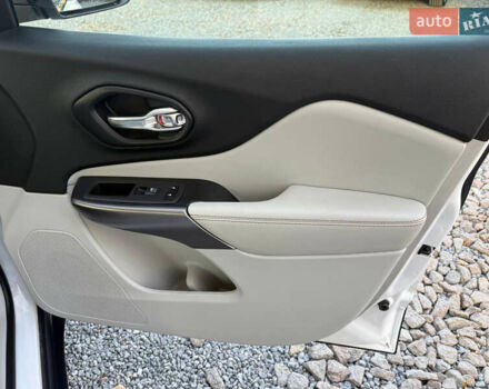 Белый Джип Чероки, объемом двигателя 2.36 л и пробегом 96 тыс. км за 18000 $, фото 54 на Automoto.ua