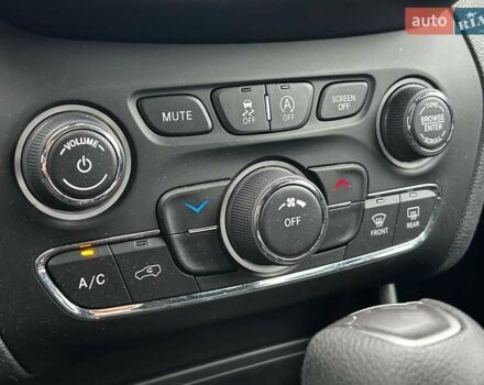 Білий Джип Cherokee, об'ємом двигуна 2.36 л та пробігом 73 тис. км за 17990 $, фото 21 на Automoto.ua