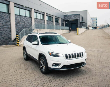 Белый Джип Чероки, объемом двигателя 2.36 л и пробегом 111 тыс. км за 15000 $, фото 1 на Automoto.ua