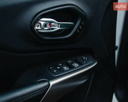 Белый Джип Чероки, объемом двигателя 2.36 л и пробегом 111 тыс. км за 15000 $, фото 11 на Automoto.ua