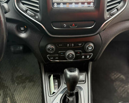 Белый Джип Чероки, объемом двигателя 2.36 л и пробегом 46 тыс. км за 16000 $, фото 11 на Automoto.ua