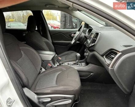 Білий Джип Cherokee, об'ємом двигуна 2.36 л та пробігом 73 тис. км за 17990 $, фото 11 на Automoto.ua
