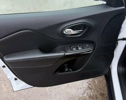 Белый Джип Чероки, объемом двигателя 2.36 л и пробегом 46 тыс. км за 16000 $, фото 6 на Automoto.ua