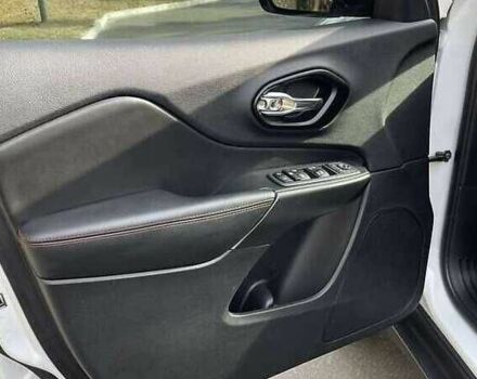 Белый Джип Чероки, объемом двигателя 3.2 л и пробегом 76 тыс. км за 16000 $, фото 3 на Automoto.ua