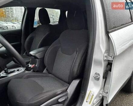 Білий Джип Cherokee, об'ємом двигуна 2.36 л та пробігом 73 тис. км за 17990 $, фото 8 на Automoto.ua