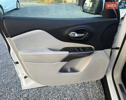 Белый Джип Чероки, объемом двигателя 2.36 л и пробегом 96 тыс. км за 18000 $, фото 26 на Automoto.ua