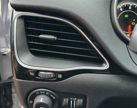 Білий Джип Cherokee, об'ємом двигуна 2.36 л та пробігом 49 тис. км за 16500 $, фото 13 на Automoto.ua