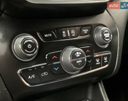 Белый Джип Чероки, объемом двигателя 3.2 л и пробегом 49 тыс. км за 22755 $, фото 59 на Automoto.ua