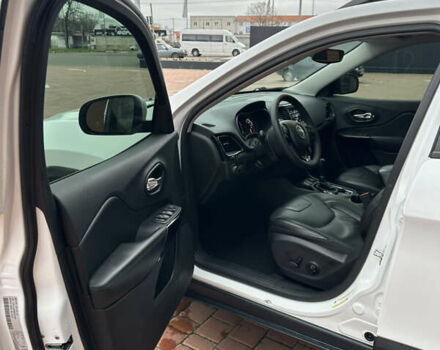 Білий Джип Cherokee, об'ємом двигуна 2.36 л та пробігом 49 тис. км за 16500 $, фото 8 на Automoto.ua