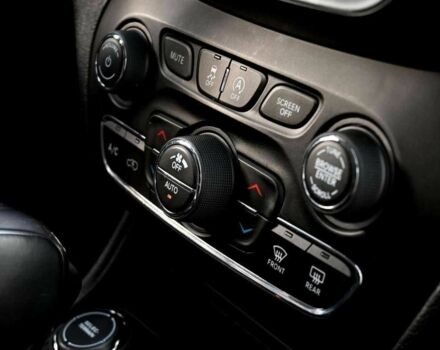 Белый Джип Чероки, объемом двигателя 3.2 л и пробегом 65 тыс. км за 12300 $, фото 19 на Automoto.ua