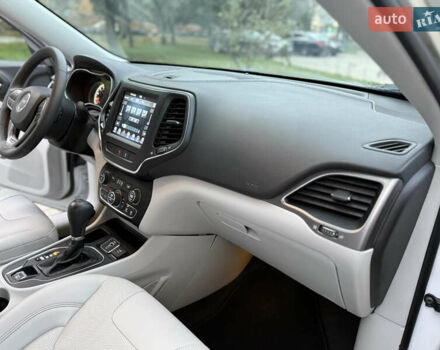 Белый Джип Чероки, объемом двигателя 3.24 л и пробегом 73 тыс. км за 18500 $, фото 62 на Automoto.ua