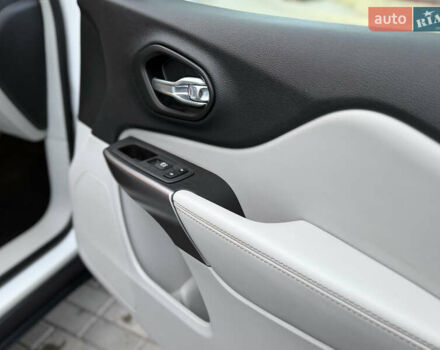 Белый Джип Чероки, объемом двигателя 3.24 л и пробегом 73 тыс. км за 18500 $, фото 64 на Automoto.ua