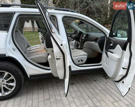 Белый Джип Чероки, объемом двигателя 3.24 л и пробегом 73 тыс. км за 18500 $, фото 69 на Automoto.ua