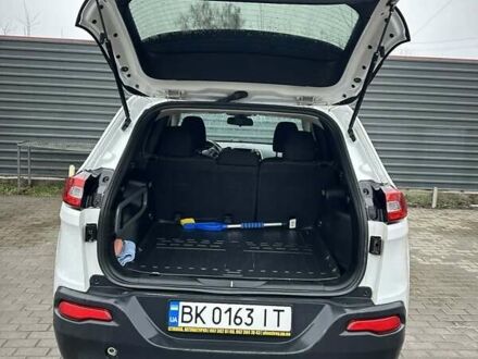 Білий Джип Cherokee, об'ємом двигуна 2.36 л та пробігом 190 тис. км за 10000 $, фото 1 на Automoto.ua