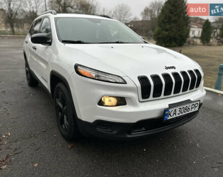 Белый Джип Чероки, объемом двигателя 2.36 л и пробегом 118 тыс. км за 13999 $, фото 1 на Automoto.ua