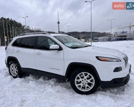 Белый Джип Чероки, объемом двигателя 2.36 л и пробегом 122 тыс. км за 12000 $, фото 1 на Automoto.ua