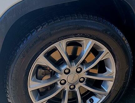 Білий Джип Cherokee, об'ємом двигуна 2.4 л та пробігом 96 тис. км за 18000 $, фото 1 на Automoto.ua