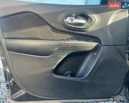 Чорний Джип Cherokee, об'ємом двигуна 2.4 л та пробігом 205 тис. км за 11190 $, фото 10 на Automoto.ua