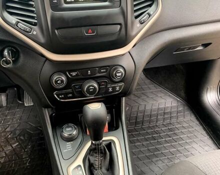 Черный Джип Чероки, объемом двигателя 2.4 л и пробегом 130 тыс. км за 15000 $, фото 1 на Automoto.ua