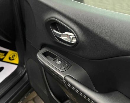 Черный Джип Чероки, объемом двигателя 3.2 л и пробегом 243 тыс. км за 12900 $, фото 16 на Automoto.ua