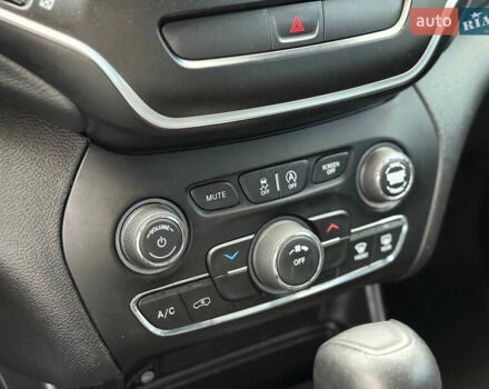 Чорний Джип Cherokee, об'ємом двигуна 2.4 л та пробігом 67 тис. км за 14500 $, фото 25 на Automoto.ua