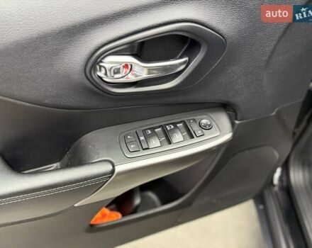 Джип Cherokee 2018 у Чернівцях на Automoto.ua Чорний Джип Cherokee, об'ємом двигуна 2.4 л та пробігом 124 тис. км за 16800 $, фото 21 на Automoto.ua