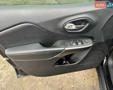 Чорний Джип Cherokee, об'ємом двигуна 2.36 л та пробігом 175 тис. км за 15499 $, фото 11 на Automoto.ua