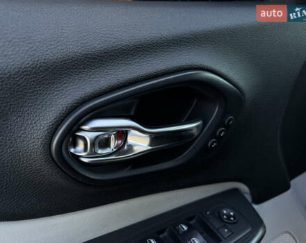 Чорний Джип Cherokee, об'ємом двигуна 3.24 л та пробігом 127 тис. км за 16500 $, фото 15 на Automoto.ua