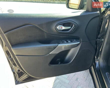 Черный Джип Чероки, объемом двигателя 3.24 л и пробегом 90 тыс. км за 21000 $, фото 11 на Automoto.ua