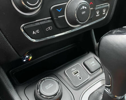 Чорний Джип Cherokee, об'ємом двигуна 2.36 л та пробігом 79 тис. км за 18000 $, фото 24 на Automoto.ua