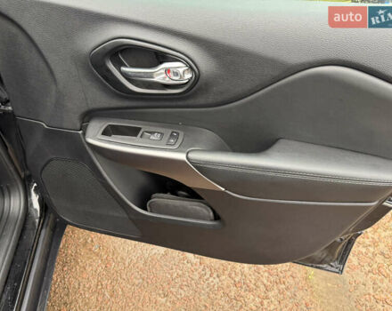 Черный Джип Чероки, объемом двигателя 2 л и пробегом 43 тыс. км за 19999 $, фото 40 на Automoto.ua