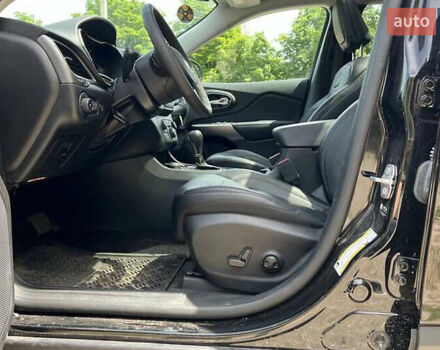 Черный Джип Чероки, объемом двигателя 3.24 л и пробегом 25 тыс. км за 20000 $, фото 6 на Automoto.ua