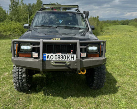 Чорний Джип Cherokee, об'ємом двигуна 4 л та пробігом 370 тис. км за 11500 $, фото 1 на Automoto.ua