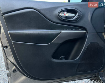 Джип Чероки 2018 в Харькове на Automoto.ua Коричневый Джип Чероки, объемом двигателя 3.24 л и пробегом 75 тыс. км за 20200 $, фото 10 на Automoto.ua