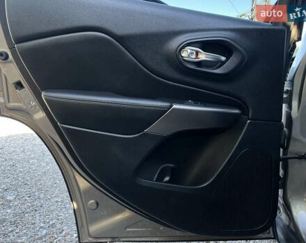 Джип Чероки 2018 в Харькове на Automoto.ua Коричневый Джип Чероки, объемом двигателя 3.24 л и пробегом 75 тыс. км за 20200 $, фото 17 на Automoto.ua