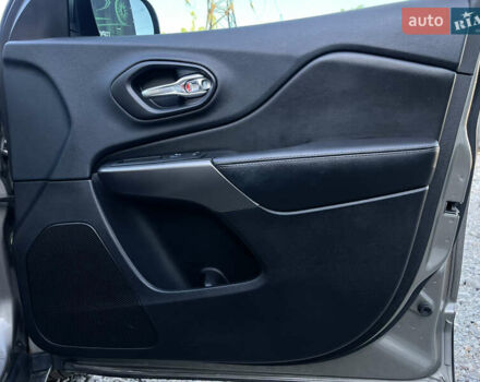 Джип Чероки 2018 в Харькове на Automoto.ua Коричневый Джип Чероки, объемом двигателя 3.24 л и пробегом 75 тыс. км за 20200 $, фото 22 на Automoto.ua