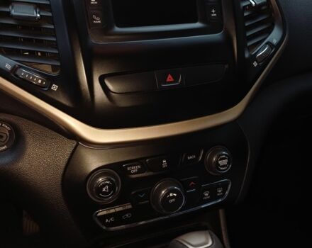 Червоний Джип Cherokee, об'ємом двигуна 2.4 л та пробігом 127 тис. км за 12000 $, фото 7 на Automoto.ua