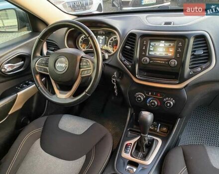 Джип Чероки 2016 в Львове на Automoto.ua Красный Джип Чероки, объемом двигателя 2.36 л и пробегом 106 тыс. км за 12600 $, фото 9 на Automoto.ua