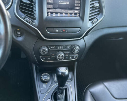 Червоний Джип Cherokee, об'ємом двигуна 3.24 л та пробігом 164 тис. км за 19000 $, фото 10 на Automoto.ua