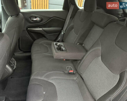 Червоний Джип Cherokee, об'ємом двигуна 2.36 л та пробігом 120 тис. км за 15700 $, фото 13 на Automoto.ua