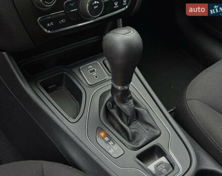 Червоний Джип Cherokee, об'ємом двигуна 2.36 л та пробігом 120 тис. км за 15700 $, фото 10 на Automoto.ua