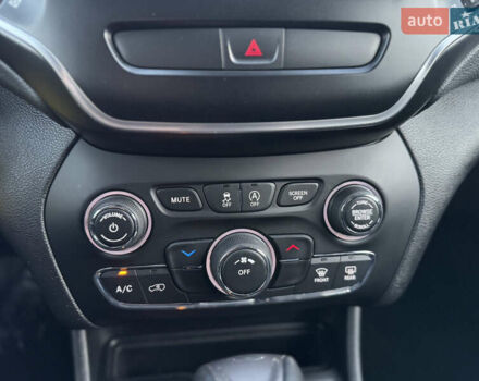 Червоний Джип Cherokee, об'ємом двигуна 2.36 л та пробігом 203 тис. км за 14500 $, фото 23 на Automoto.ua