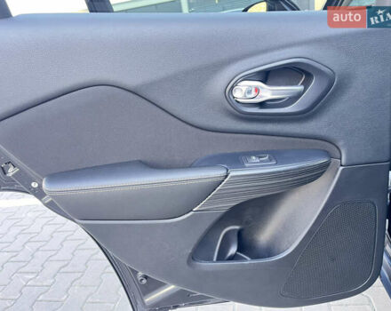 Джип Cherokee, об'ємом двигуна 2.36 л та пробігом 120 тис. км за 14000 $, фото 9 на Automoto.ua