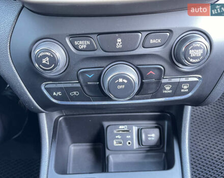 Джип Cherokee, об'ємом двигуна 2.36 л та пробігом 120 тис. км за 14000 $, фото 18 на Automoto.ua