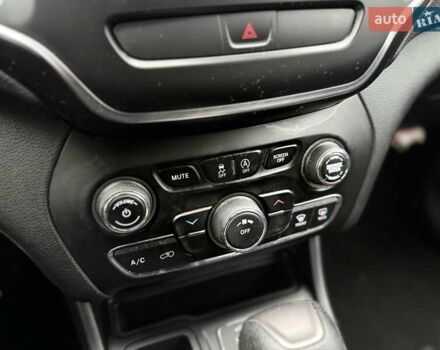 Джип Cherokee, об'ємом двигуна 2.36 л та пробігом 183 тис. км за 9999 $, фото 18 на Automoto.ua