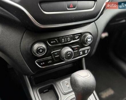 Джип Cherokee, об'ємом двигуна 2.36 л та пробігом 183 тис. км за 9999 $, фото 22 на Automoto.ua