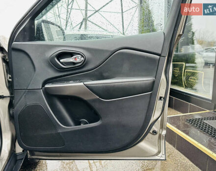 Джип Cherokee, об'ємом двигуна 3.24 л та пробігом 54 тис. км за 19500 $, фото 24 на Automoto.ua