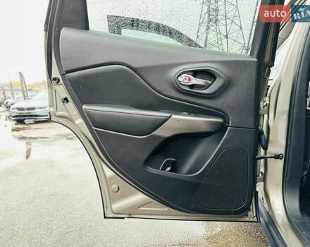 Джип Cherokee, об'ємом двигуна 3.24 л та пробігом 54 тис. км за 19500 $, фото 16 на Automoto.ua